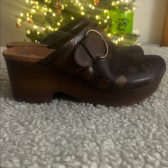 BareTraps Dark Brown Textured Mules with Strap - Picture 4 of 4